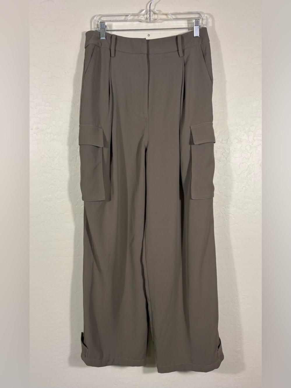 NWOT ASTR Denison Pleated Cargo Pants Size Medium Warm‎ Grey